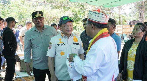Tinjau Korban Gempa NTT, Mendagri: Pemerintah Bantu Rumah Warga yang Rusak Tinjau Korban Gempa NTT, Mendagri: Pemerintah Bantu Rumah Warga yang Rusak
