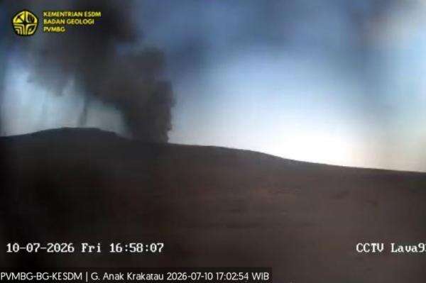 Gunung Anak Krakatau Erupsi, Kolom Abu Hitam Membubung Setinggi 200 Meter Gunung Anak Krakatau Erupsi, Kolom Abu Hitam Membubung Setinggi 200 Meter