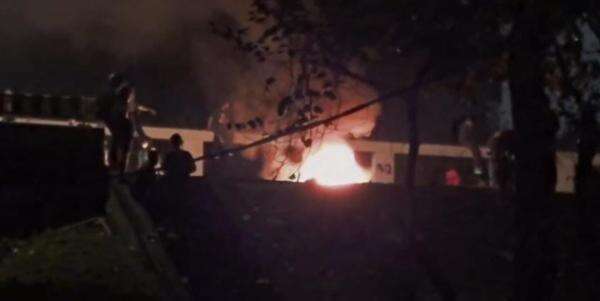 Massa Bakar Barrier di Jalan Gatot Subroto, Sejumlah Remaja Ditangkap Polisi Massa Bakar Barrier di Jalan Gatot Subroto, Sejumlah Remaja Ditangkap Polisi