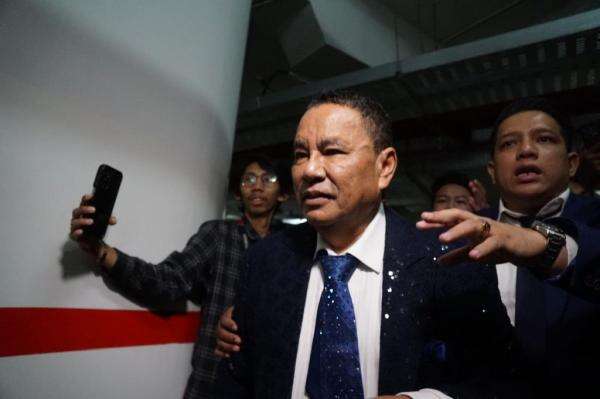 Hotman Paris Dampingi Pemeriksaan Febrie Adriansyah sebagai Tersangka di Kejagung Hotman Paris Dampingi Pemeriksaan Febrie Adriansyah sebagai Tersangka di Kejagung