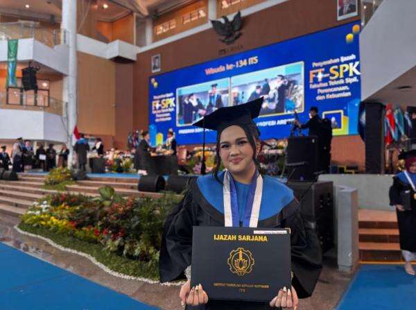 Cerita Hasna, Wisudawan Termuda ITS yang Raih Gelar Sarjana di Usia 19 Tahun Cerita Hasna, Wisudawan Termuda ITS yang Raih Gelar Sarjana di Usia 19 Tahun