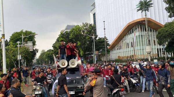 Timnas Iran Tiba di AS setelah Kesepakatan Damai Diumumkan, Ketegangan Politik Belum Berakhir Timnas Iran Tiba di AS setelah Kesepakatan Damai Diumumkan, Ketegangan Politik Belum Berakhir
