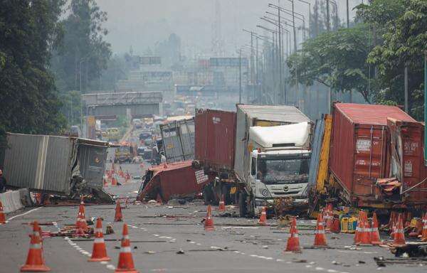 Kronologi Kecelakaan Beruntun di Tol Slipi Tewaskan 2 Orang, Kontainer Terguling Usai Senggol Truk Kronologi Kecelakaan Beruntun di Tol Slipi Tewaskan 2 Orang, Kontainer Terguling Usai Senggol Truk
