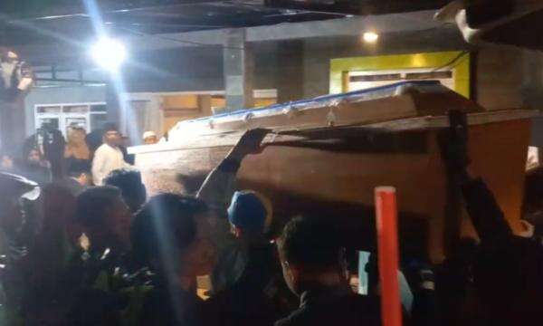 Gelar Tahlilan, Keluarga Harap Bukan Mayat Mozza yang Ditemukan di Tol Semarang Gelar Tahlilan, Keluarga Harap Bukan Mayat Mozza yang Ditemukan di Tol Semarang