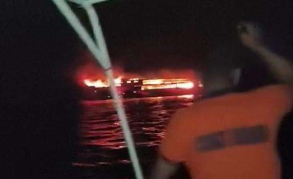 Kapal Feri Terbakar di Filipina, 5 Orang Tewas 87 Hilang Kapal Feri Terbakar di Filipina, 5 Orang Tewas 87 Hilang