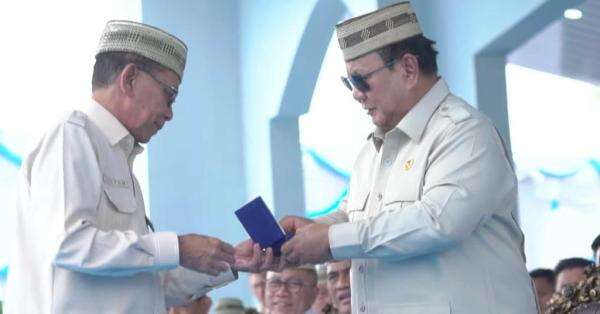 Prabowo Dianugerahi Penghargaan Adhi Bhakti Tani Nelayan Maha Utama di Gorontalo Prabowo Dianugerahi Penghargaan Adhi Bhakti Tani Nelayan Maha Utama di Gorontalo