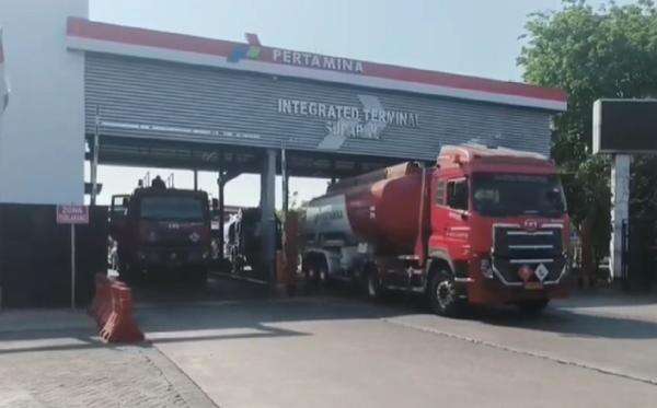Sidak Pertamina Surabaya, Wagub Emil Dardak Pastikan Stok BBM Jatim Aman Sidak Pertamina Surabaya, Wagub Emil Dardak Pastikan Stok BBM Jatim Aman