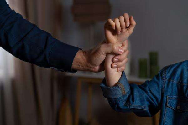 Kasus Penyekapan dan Penganiayaan Wanita Selama 3 Tahun, Psikolog: Kemungkinan Terjebak Siklus Abusive Relationship Kasus Penyekapan dan Penganiayaan Wanita Selama 3 Tahun, Psikolog: Kemungkinan Terjebak Siklus Abusive Relationship