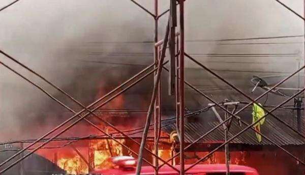Kebakaran Asrama Polisi Polda Jambi, 8 Rumah Dinas Hangus Dilahap Api Kebakaran Asrama Polisi Polda Jambi, 8 Rumah Dinas Hangus Dilahap Api