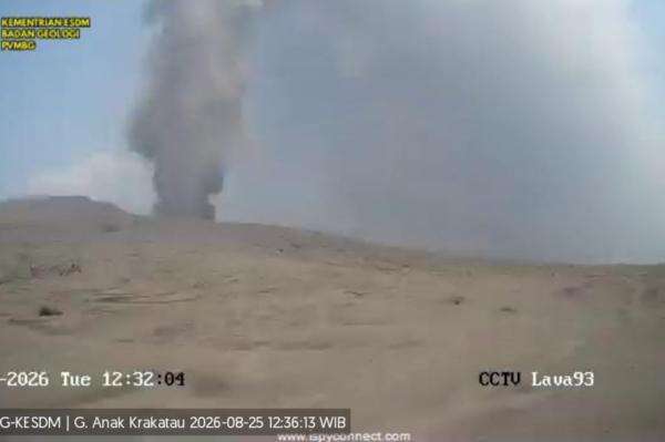 Gunung Anak Krakatau Meletus, Kolom Abu Hitam Membubung Setinggi 400 Meter Gunung Anak Krakatau Meletus, Kolom Abu Hitam Membubung Setinggi 400 Meter