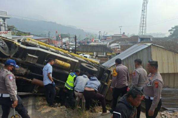 Kecelakaan Truk Jalan Mundur di Tanjakan, Picu Tabrakan Beruntun 6 Kendaraan di Bandung Kecelakaan Truk Jalan Mundur di Tanjakan, Picu Tabrakan Beruntun 6 Kendaraan di Bandung