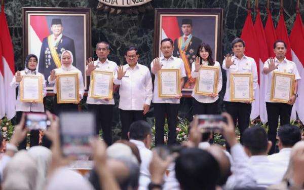 Kado HUT ke-499, Pemprov DKI Jakarta Terima 499 Sertifikat Hak Pakai Senilai Rp22,2 Triliun Kado HUT ke-499, Pemprov DKI Jakarta Terima 499 Sertifikat Hak Pakai Senilai Rp22,2 Triliun