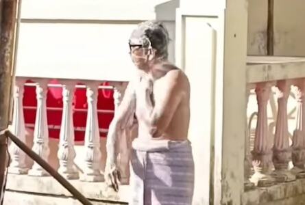 Viral! Pria Panik saat Gempa 7,7 Magnitudo Guncang Manado, Keluar Rumah Tanpa Busana Sambil Sabunan Viral! Pria Panik saat Gempa 7,7 Magnitudo Guncang Manado, Keluar Rumah Tanpa Busana Sambil Sabunan