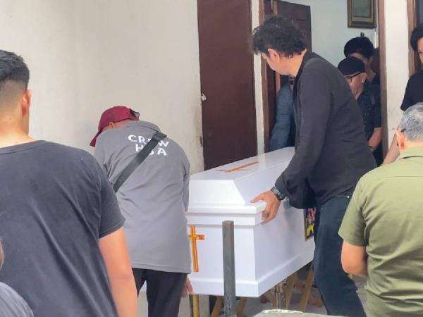 Jenazah Temon Dipindahkan dari Rumah Duka ke GPIB Effatha Melawai Sore Ini Jenazah Temon Dipindahkan dari Rumah Duka ke GPIB Effatha Melawai Sore Ini