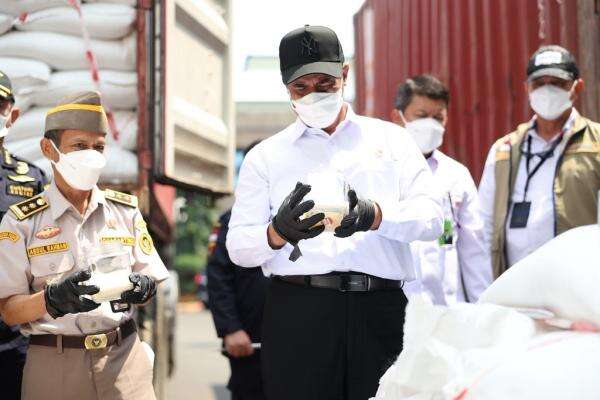 Mentan Amran Sebut 115 Juta Petani Dirugikan Imbas Beras Ilegal: Ini Musuh Negara! Mentan Amran Sebut 115 Juta Petani Dirugikan Imbas Beras Ilegal: Ini Musuh Negara!