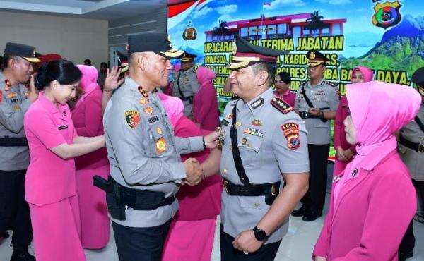 Rotasi di Polda NTT: Serah Terima Jabatan Pejabat Utama dan Kapolres Rotasi di Polda NTT: Serah Terima Jabatan Pejabat Utama dan Kapolres