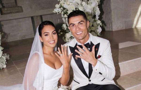 Kabar Bahagia, Cristiano Ronaldo dan Georgina Rodriguez Resmi Menikah! Kabar Bahagia, Cristiano Ronaldo dan Georgina Rodriguez Resmi Menikah!