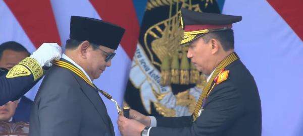 Prabowo Terima Medali Kehormatan dari Kapolri Prabowo Terima Medali Kehormatan dari Kapolri
