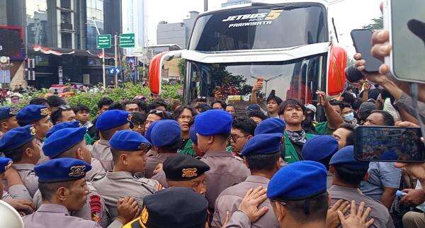Demo Memanas, Mahasiswa dan Polisi Saling Dorong di Jalur Transjakarta Demo Memanas, Mahasiswa dan Polisi Saling Dorong di Jalur Transjakarta
