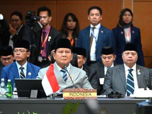 Prabowo Sampaikan Belasungkawa atas Wafatnya Ibu Suri Kerajaan Thailand di Forum ASEAN Prabowo Sampaikan Belasungkawa atas Wafatnya Ibu Suri Kerajaan Thailand di Forum ASEAN