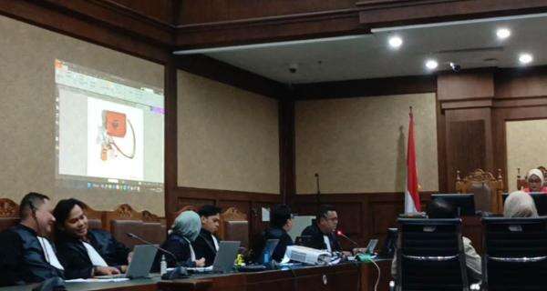 Jaksa Tampilkan Barang Bukti Sitaan dari Eks Honorer Kemenag, Ada Range Rover hingga Rumah Jaksa Tampilkan Barang Bukti Sitaan dari Eks Honorer Kemenag, Ada Range Rover hingga Rumah