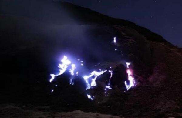 Heboh Fenomena Blue Fire Muncul di Gunung Papandayan, Ini Penjelasan Ahli Heboh Fenomena Blue Fire Muncul di Gunung Papandayan, Ini Penjelasan Ahli