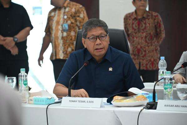 Profil Tonny Tesar, Anggota DPR Fraksi Nasdem yang Diisukan Jadi Pengusul Pemakzulan Gibran Profil Tonny Tesar, Anggota DPR Fraksi Nasdem yang Diisukan Jadi Pengusul Pemakzulan Gibran