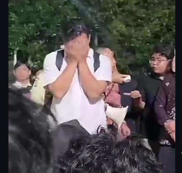 Orangtua Mahasiswa yang Ciuman di PNJ Minta Maaf Sambil Sujud, Netizen: Kasihan Banget Ayahnya Orangtua Mahasiswa yang Ciuman di PNJ Minta Maaf Sambil Sujud, Netizen: Kasihan Banget Ayahnya