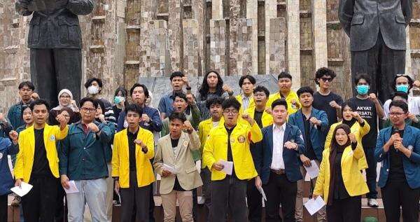 Ini Alasan Mahasiswa Lepas Almamater saat Demo di Tugu Tani Jakpus Ini Alasan Mahasiswa Lepas Almamater saat Demo di Tugu Tani Jakpus