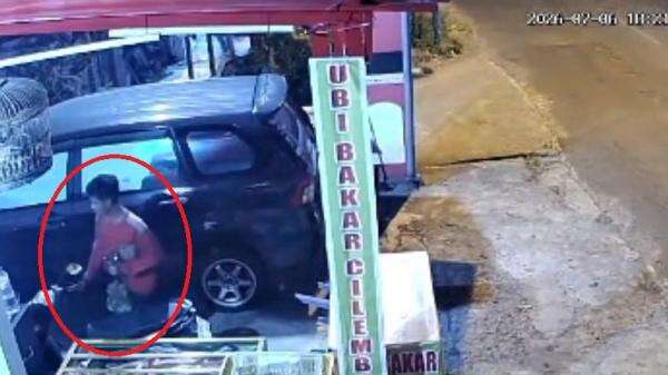 Pura-Pura Mengamen Terekam CCTV, Maling Motor di Mojokerto Ditangkap Warga Pura-Pura Mengamen Terekam CCTV, Maling Motor di Mojokerto Ditangkap Warga