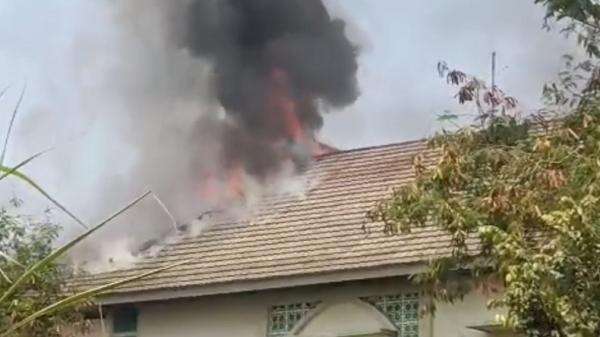 Lantai Tiga Ponpes Al Hikmah Jombang Terbakar, Santri Panik Selamatkan Diri Lantai Tiga Ponpes Al Hikmah Jombang Terbakar, Santri Panik Selamatkan Diri