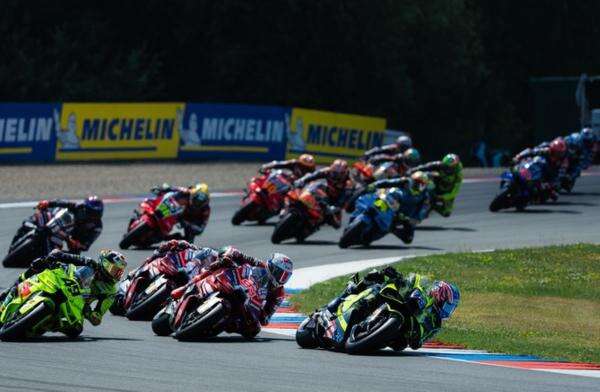 Gaya Balap Aneh Ai Ogura Bikin Rival Geleng-Geleng Kepala di MotoGP Belanda 2026 Gaya Balap Aneh Ai Ogura Bikin Rival Geleng-Geleng Kepala di MotoGP Belanda 2026