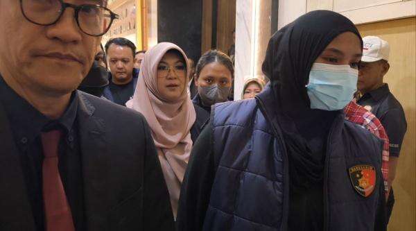 Tangan Diinfus, Begini Kondisi Terkini Dokter Tifa Usai Ditangkap Polisi Tangan Diinfus, Begini Kondisi Terkini Dokter Tifa Usai Ditangkap Polisi