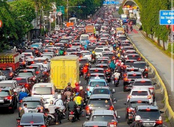 Jalan Cakung-Cilincing Macet Parah, Ternyata Ini Penyebabnya! Jalan Cakung-Cilincing Macet Parah, Ternyata Ini Penyebabnya!