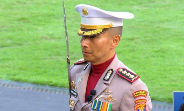 Momen Prabowo Minta Komandan Upacara Menghadap usai Penurunan Bendera HUT ke-81 RI Momen Prabowo Minta Komandan Upacara Menghadap usai Penurunan Bendera HUT ke-81 RI