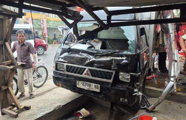 Ngeri! Sopir Ngantuk, Pikap Boks Tabrak 3 Ruko dan 7 Motor di Cangkuang Bandung Ngeri! Sopir Ngantuk, Pikap Boks Tabrak 3 Ruko dan 7 Motor di Cangkuang Bandung