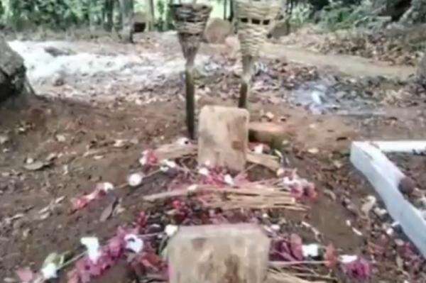 Makam Sutrimo Orang Dekat Febrie di Banyumas Dijaga Ketat Polisi Jelang Ekshumasi Makam Sutrimo Orang Dekat Febrie di Banyumas Dijaga Ketat Polisi Jelang Ekshumasi
