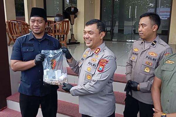 Rampas Emas Pedagang Senilai Rp1,2 Miliar di Bangkalan, Pelaku ditangkap dalam 10 Jam Rampas Emas Pedagang Senilai Rp1,2 Miliar di Bangkalan, Pelaku ditangkap dalam 10 Jam