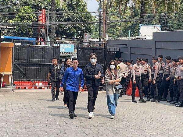 Geger! Audi Marissa dan Anthony Xie Gandengan Tangan di Sidang Cerai Perdana Geger! Audi Marissa dan Anthony Xie Gandengan Tangan di Sidang Cerai Perdana