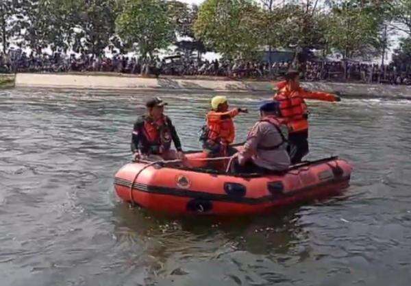 Tragis! Selamatkan Istri Lompat ke Irigasi, Suami di Karawang Hilang Terseret Arus Tragis! Selamatkan Istri Lompat ke Irigasi, Suami di Karawang Hilang Terseret Arus