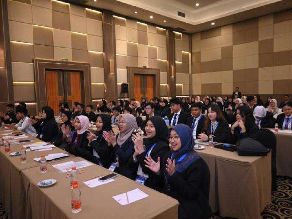 Tak Hanya Teknologi, Anak Muda Kini Soroti Limbah Baterai Mobil Listrik Tak Hanya Teknologi, Anak Muda Kini Soroti Limbah Baterai Mobil Listrik