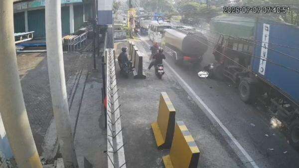 Truk Kontainer Rem Blong Tabrak Sejumlah Kendaraan di Pasuruan, 3 Orang Tewas 5 Luka Truk Kontainer Rem Blong Tabrak Sejumlah Kendaraan di Pasuruan, 3 Orang Tewas 5 Luka