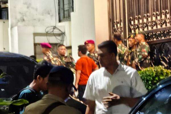 Rumah Jampidsus Febrie Adriansyah Dijaga Puluhan Anggota TNI, Ada Apa? Rumah Jampidsus Febrie Adriansyah Dijaga Puluhan Anggota TNI, Ada Apa?