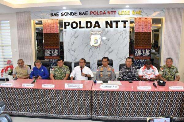Gerak Cepat Tangani Gempa, Polda NTT Buka Akses hingga Evakuasi Korban Gerak Cepat Tangani Gempa, Polda NTT Buka Akses hingga Evakuasi Korban