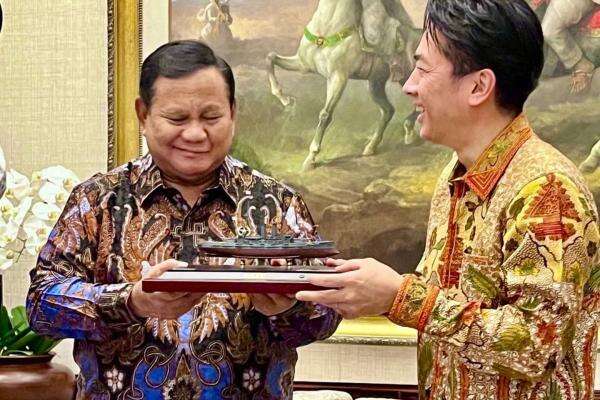 Suvenir Kapal Perang Mikasa dari Menhan Jepang untuk Presiden Prabowo Suvenir Kapal Perang Mikasa dari Menhan Jepang untuk Presiden Prabowo