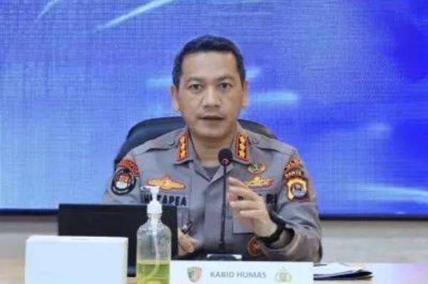 Gunung Anak Krakatau Masih Erupsi, Polda Banten Ingatkan Radius Aman 2 Km Gunung Anak Krakatau Masih Erupsi, Polda Banten Ingatkan Radius Aman 2 Km
