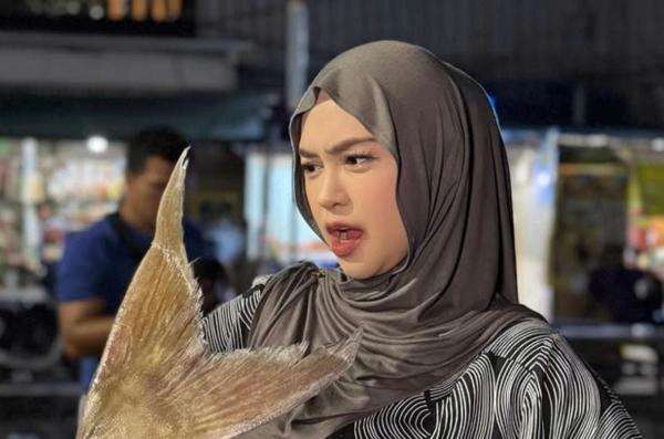 Ria Ricis Saksikan Langsung Hutan Dibakar di Maluku, Khawatir Dampak Asap Menyebar Ria Ricis Saksikan Langsung Hutan Dibakar di Maluku, Khawatir Dampak Asap Menyebar