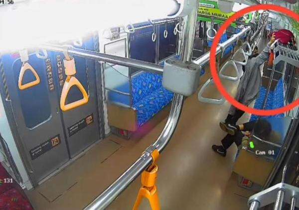 Viral Pencurian Tas Penumpang KRL saat Tertidur, Pelaku Ditangkap di Stasiun Tebet Viral Pencurian Tas Penumpang KRL saat Tertidur, Pelaku Ditangkap di Stasiun Tebet