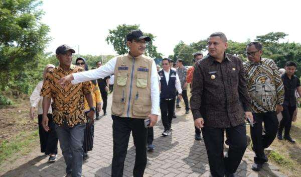 Mensos Tinjau Lahan Rumah Hadiah Presiden untuk Naila di Makassar Mensos Tinjau Lahan Rumah Hadiah Presiden untuk Naila di Makassar