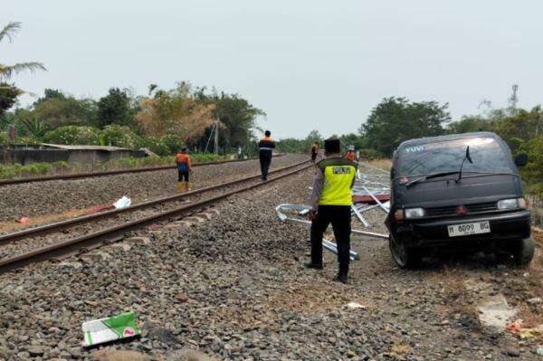Kecelakaan di Pelintasan Kereta Api di Kendal, Mobil Pikap Tertabrak KA Sembrani Kecelakaan di Pelintasan Kereta Api di Kendal, Mobil Pikap Tertabrak KA Sembrani